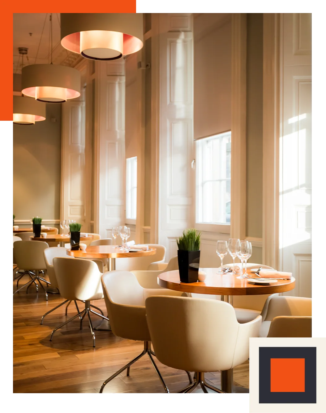 Fit-out nowoczesnej restauracji z drewnianymi stołami i beżowymi krzesłami